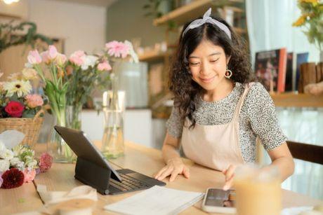 A young self-employed woman calculating her tax return and searching for the SA302 form on there iPad.