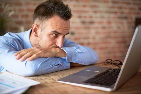 A man looking at his screen laptop searching about how long does a CCJ last