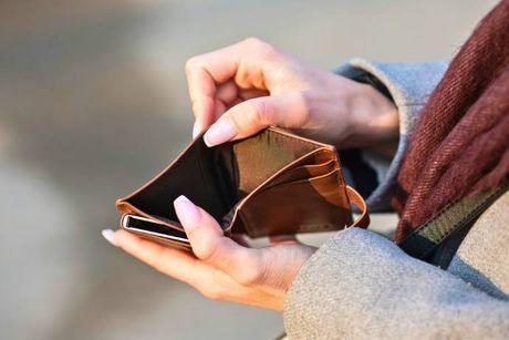 An image of woman holding at his empty wallet trying to get a fast £100 loans.