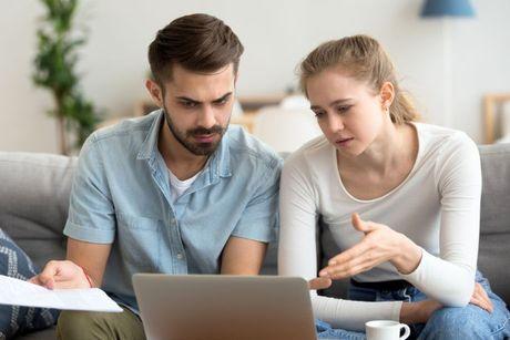 A couple looking at a laptop, trying to figure out how to get a credit card with no check.