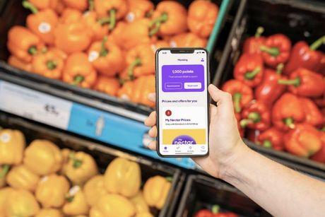 An image of someone holding a phone showing Sainsbury everyday credit card on the screen.