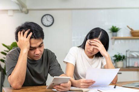 A couple looking at documents to see how to get a loan with no credit history and no credit check.