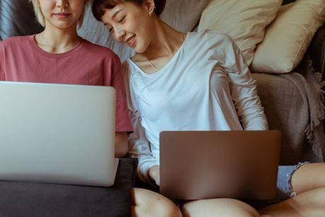 Two bestfriends in front of their laptop talking about how and where to check a credit score for free.