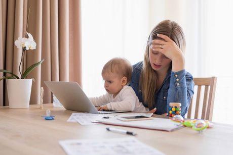 A mom with her kids in front of laptop feeling worried after searching about credit search
