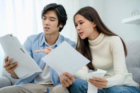 An image of young woman and her friend looking at their documents while explaining to her friend about bad credit loans.