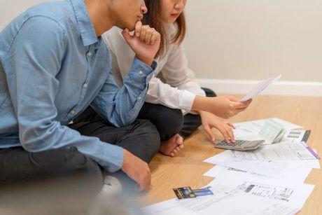 A couple looking at documents trying to figure out on how to get low interest loans with bad credit