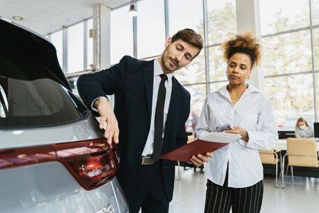 An image of a woman trying to get a 0% car finance deals in the UK.