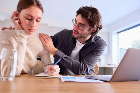 A man trying to explaining to his friend about how does a credit check work in the Uk