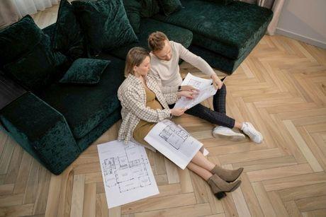 A couple sitting in their new house trying to understand about how does a mortgage in principle work.